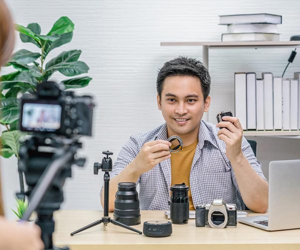 asian-vlogger-man-satisfied-the-camera-lens-each-m-resize.jpg